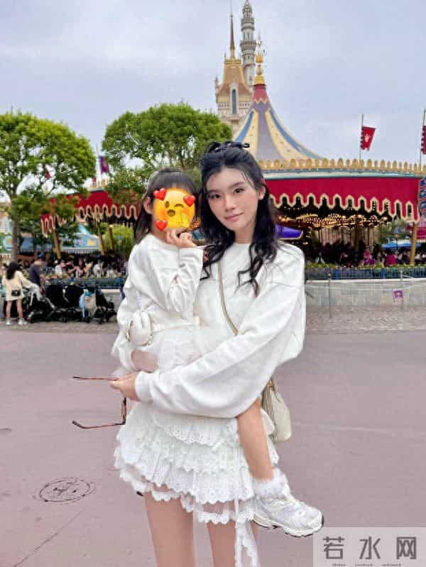 奚梦瑶晒合照为4岁女儿庆生!抱着女儿亲亲好有爱