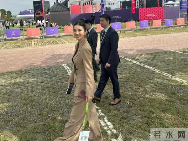 刘强东朋友圈秀恩爱!自嘲在章泽天面前失去自信,紧跟潮流很年轻