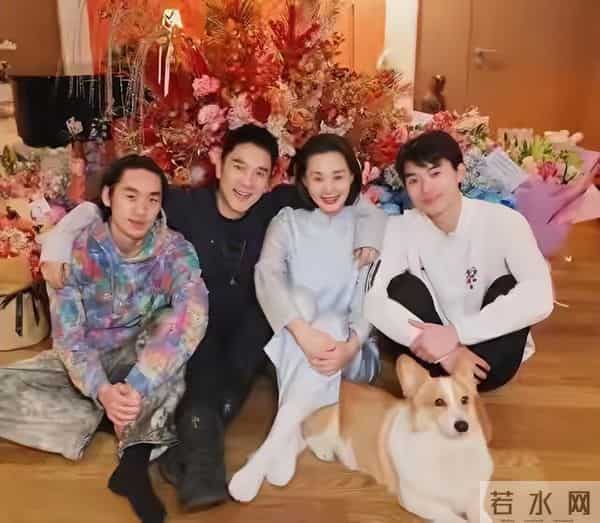 林依轮大儿子26岁生日!三代同堂非常温馨, 87岁老母亲已坐轮椅