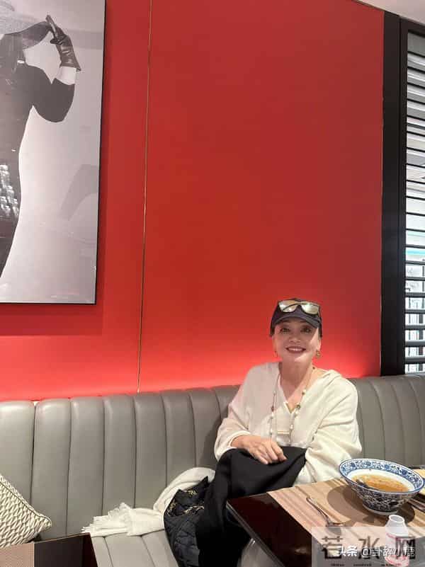 张兰成都酒店吃早餐被偶遇,状态超年轻气色好,和网友合影超亲切