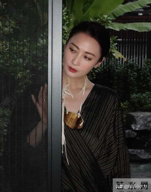 蒋勤勤出席电影大数据荣誉之夜，竖条纹中式衣，红唇点缀更显风情