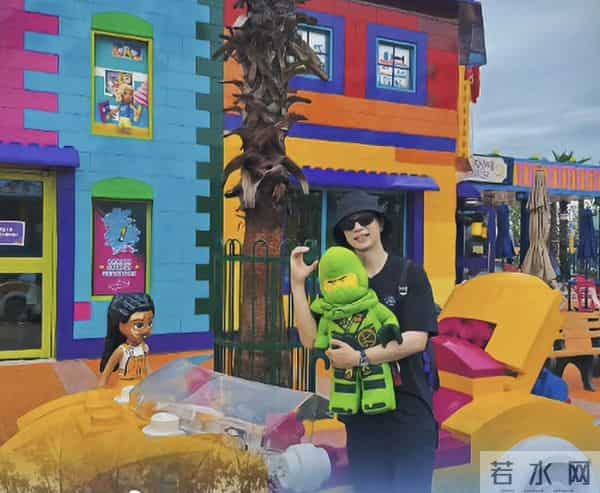 夏露更新动态,晒和儿子万圣节cos照,美貌真的很吸睛马龙太幸福