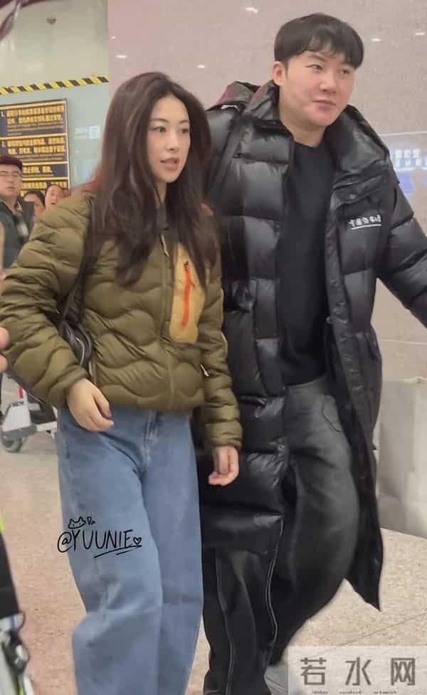 朱珠现身机场被偶遇 身穿吐司羽绒服搭牛仔裤 真是人美穿啥都好看