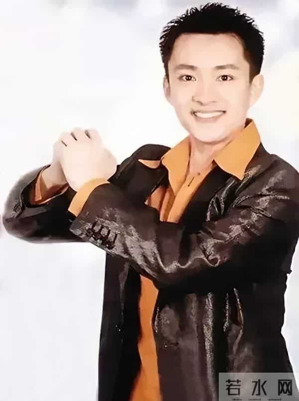 前最帅央视主持人复出,56岁已满头白发,回应身价百亿总裁传闻