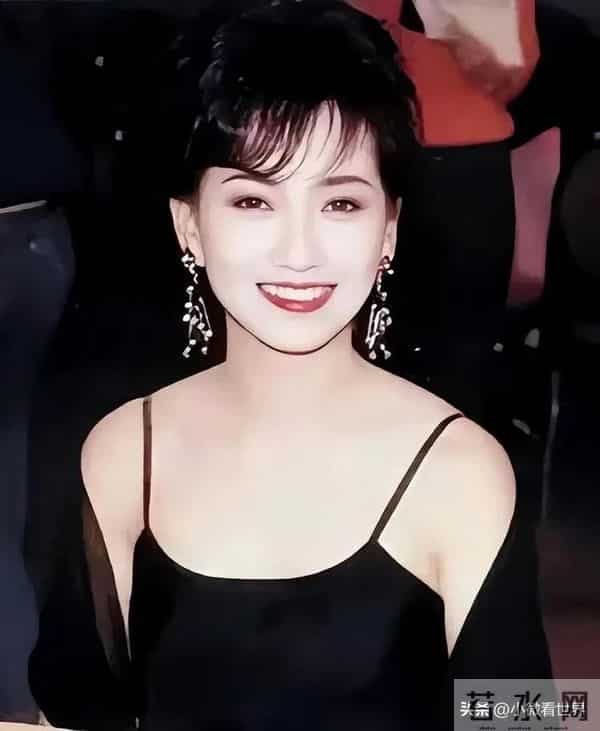 北京这一天71岁赵雅芝生图曝光,鱼尾纹,法令纹藏不住却还在扮嫩