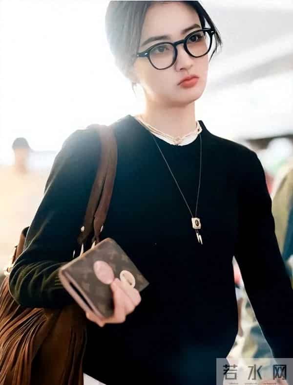 徐璐机场私服越来越简约！黑色卫衣+白长T+运动裤，减龄又高级