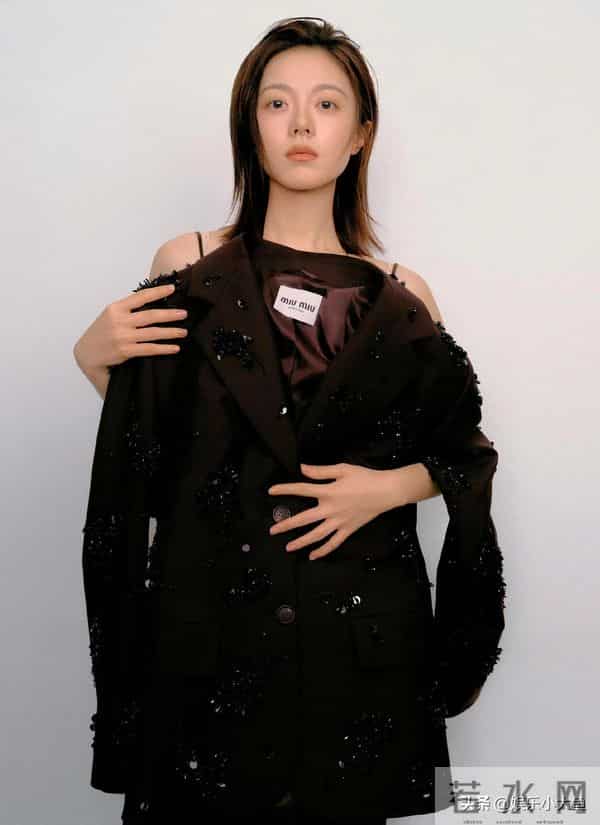 赵今麦今日新物料释出,穿吊带印花连衣裙,妆容淡雅又美又瘦!