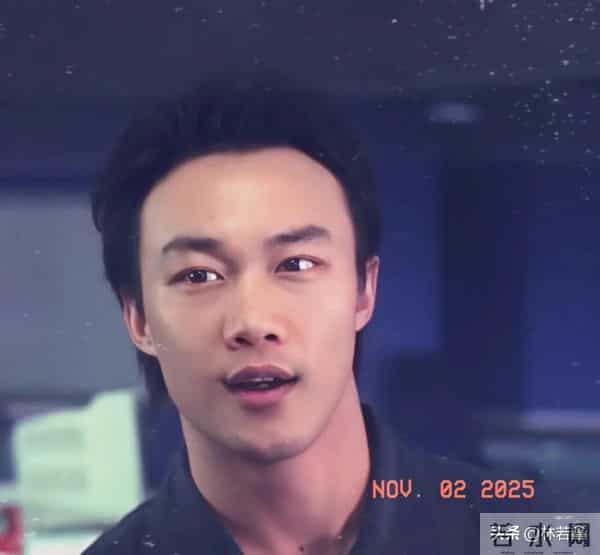 陈奕迅徐濠萦现身香港街头被偶遇,51岁陈奕迅换了发型,帅翻了!