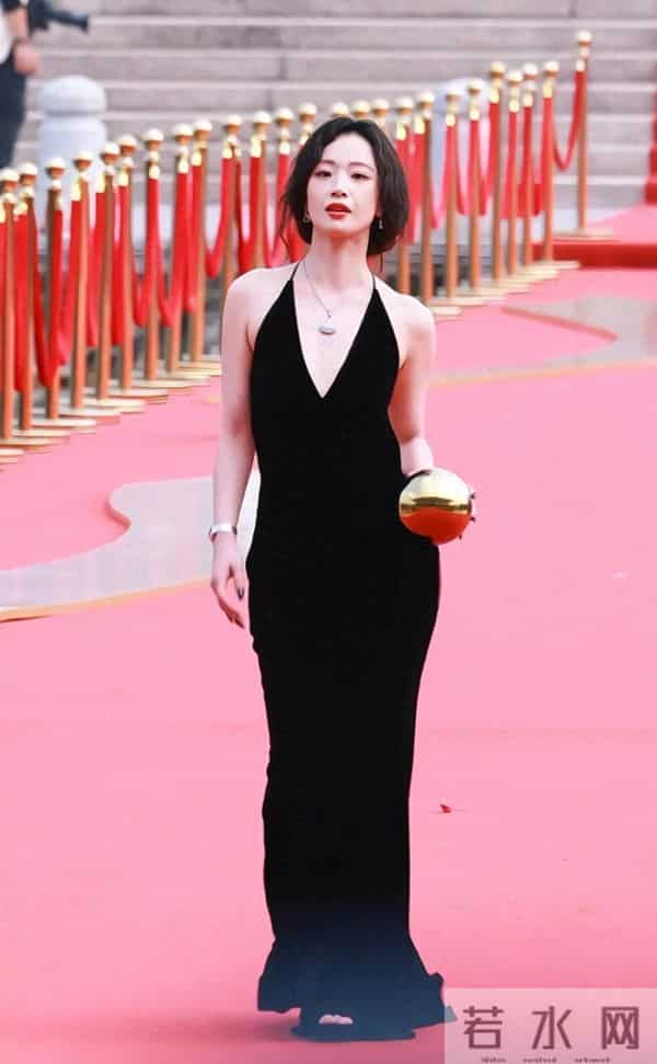 32岁李梦红毯造型屡破尺度，为何从不穿内衣真空秀背深V博出位吗