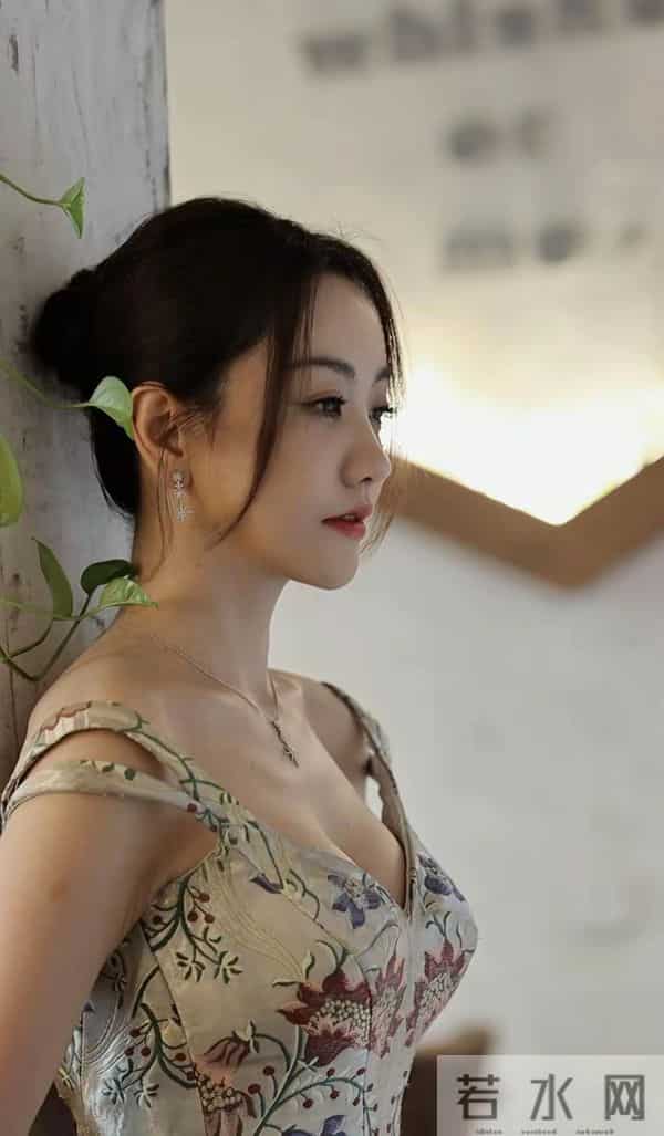 杨蓉这胸是真的吗？跟两个足球一样了，真的非常好看了