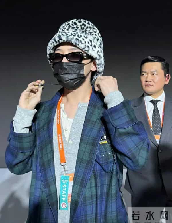 刘强东朋友圈秀恩爱!自嘲在章泽天面前失去自信,紧跟潮流很年轻