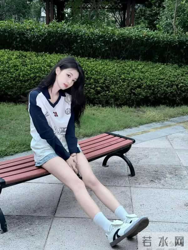 王楚然 蜂腰长腿肌肤如雪,笔直修长大白腿,不愧是上戏校花