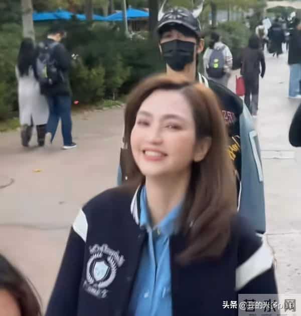 张丹峰一家4口团聚!喊25岁继子张镐濂大宝贝,洪欣久违一脸幸福