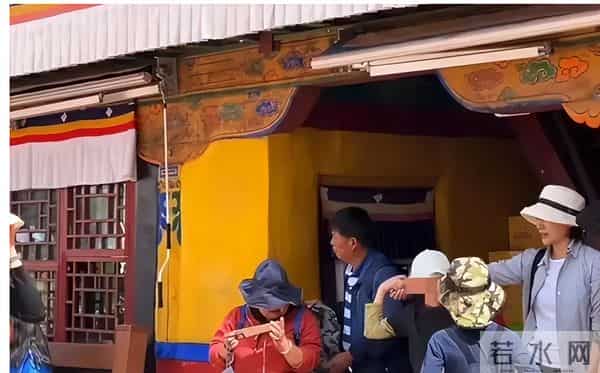 董卿携子游布达拉宫,身材保持优雅,好温馨!