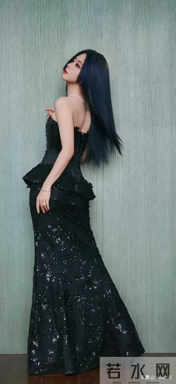 谭松韵今日造型太惊喜了!全新发型搭配黑色礼服衬得她优雅又迷人