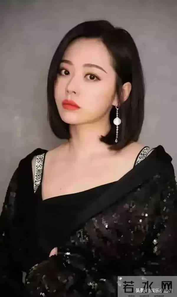 张靓颖素颜亮相机场被偶遇，网友-和普通人差不多 舞台上妆化太狠