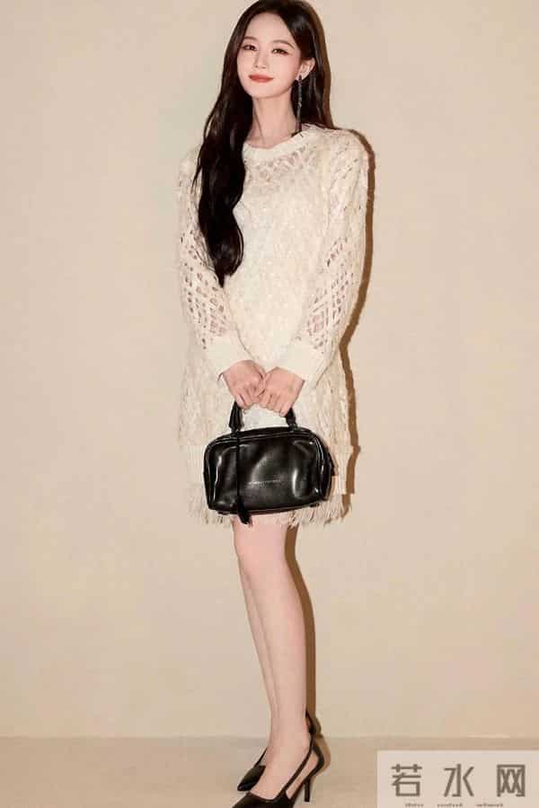 李一桐身穿白色镂空针织套衫搭高跟鞋，瞬间打造“奶棒腿”太美了