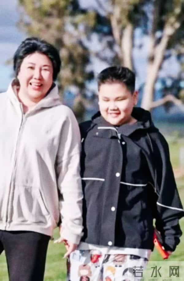 郭德纲10岁小儿子颜值曝光,肥头大耳的,那么小打耳洞有点太早吧