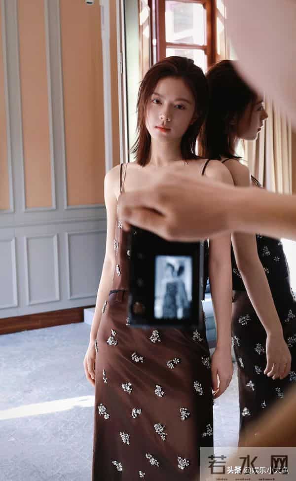 赵今麦今日新物料释出,穿吊带印花连衣裙,妆容淡雅又美又瘦!