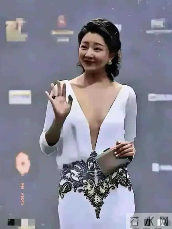 哇塞 殷桃彻底放开了 真空穿连体衣惊艳众人 身材凹凸有致 性感又迷人