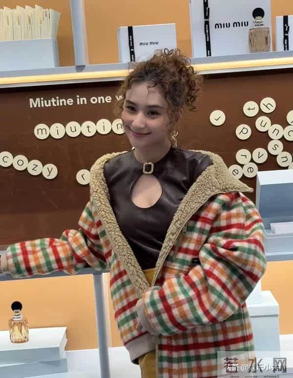 何超莲参加上海miumiu活动,穿格子外套配超短裙,羊毛卷发型好美
