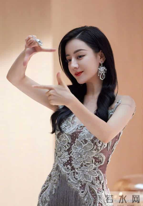 迪丽热巴银纱流苏裙:流光裹身,摇曳间自带高光