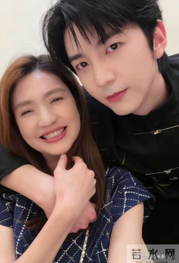 张丹峰一家4口团聚!喊25岁继子张镐濂大宝贝,洪欣久违一脸幸福