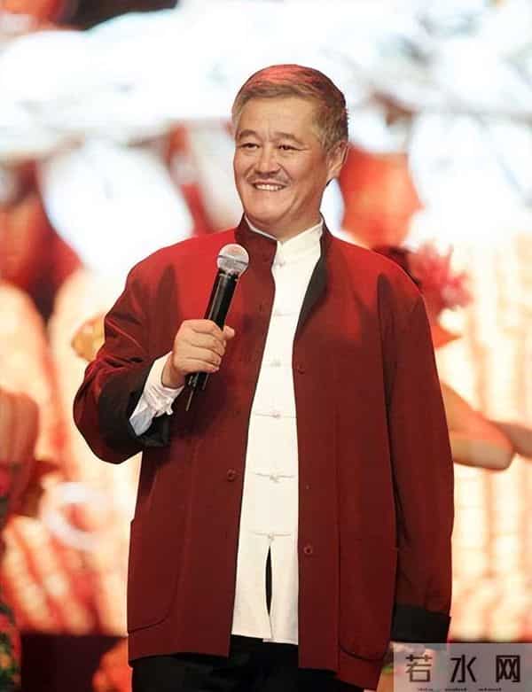 赵本山在海南清水湾度假,穿短裤派头十足,俩人打伞伺候,没见老