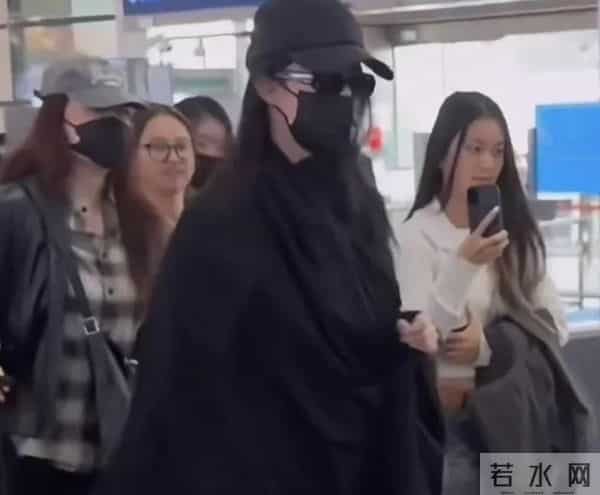 成龙机场主动喊刘亦菲合影,刘亦菲瑜伽裤显腿很细,身材太棒了