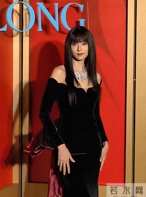 江苏珠宝晚宴,刘嘉玲真空上阵,徐璐瘦成皮包骨,颖儿嘴歪成这样