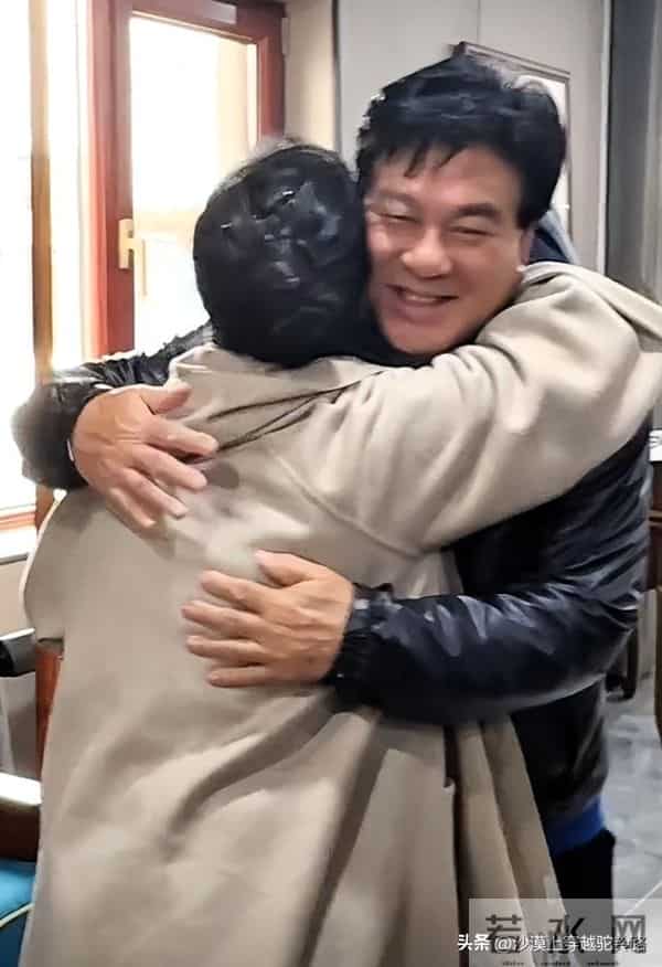 陈佩斯和姜昆、朱时茂聚餐，高档会所喝5块汽水，合影暴露了咖位