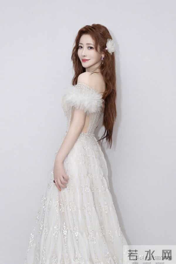 陈紫函仙子美人，姐又穿抹胸纱裙了，真优雅。