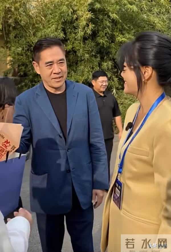 65岁陈宝国现身南京师范大学,一身正装气质儒雅,展现艺术修养!