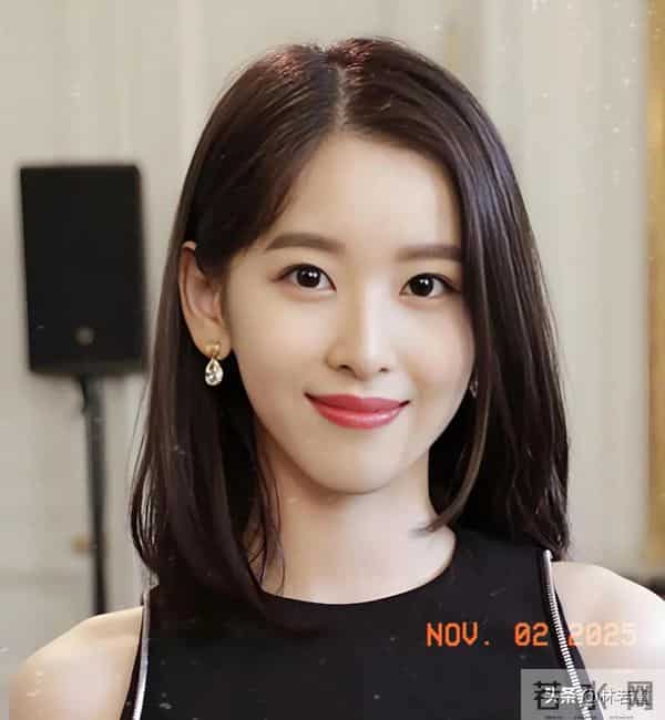 刘强东章泽天出席峰会,夫唱妇随好甜蜜,章泽天打扮休闲,很松弛