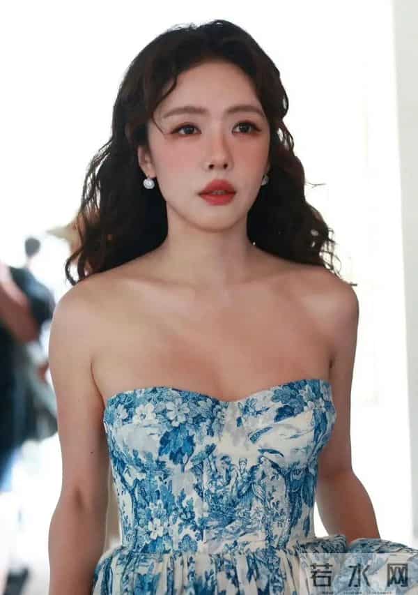 蔡文静抹胸礼服,身材也太好了