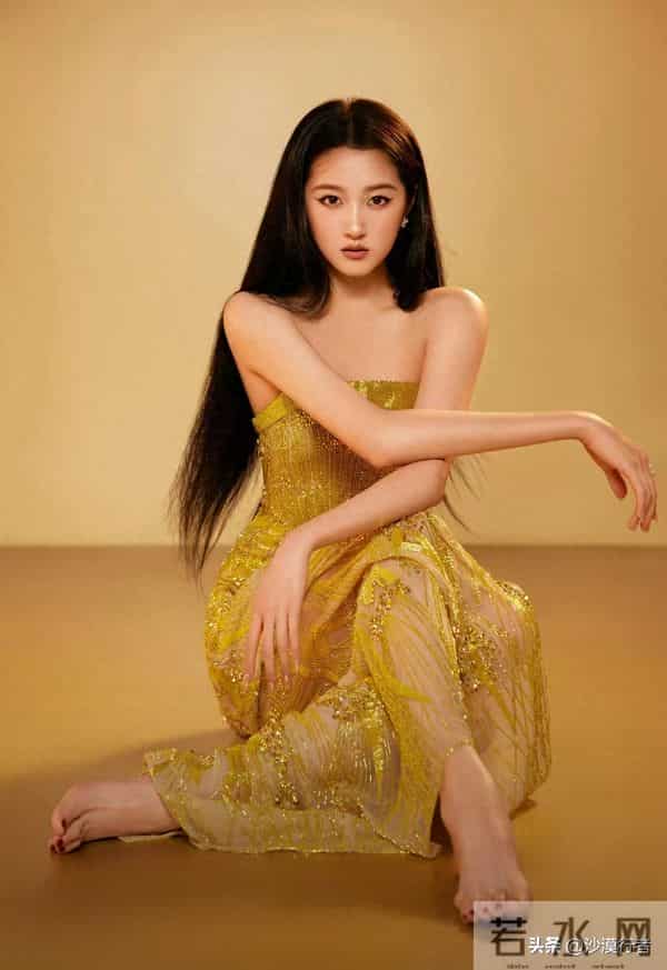 关晓彤最性感的一次蕾丝透视装光脚丫!国民闺女终于长大了