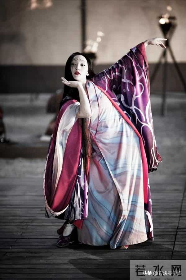 50岁周迅头发花白,瘪嘴模样一脸老态认不出,无儿无女成最大遗憾