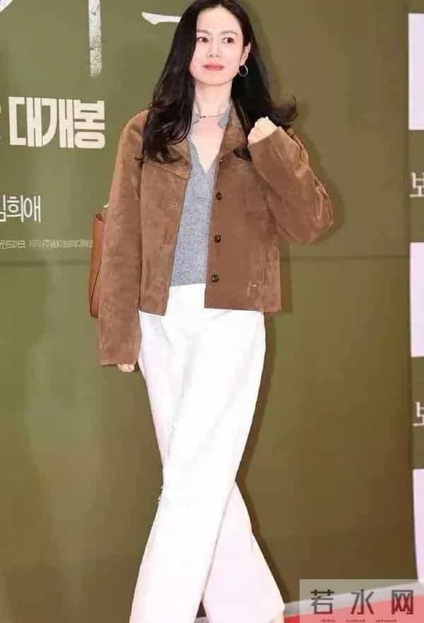 孙艺珍身穿卡其色外套搭配白色阔腿裤,简约大方尽显好气质