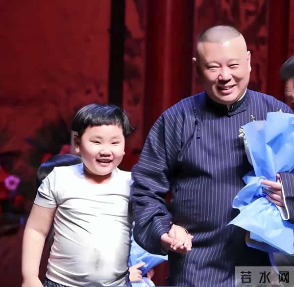 郭德纲带妻儿澳洲度假，大庄园挽手合照，郭汾阳扎耳洞手机不离手