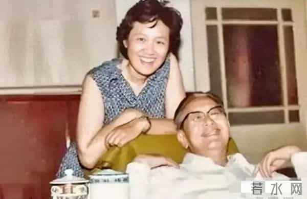 1974年，乔冠华和新婚妻子章含之的合影，美丽动人，笑容灿烂