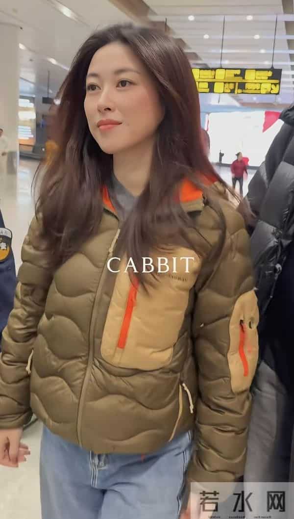 朱珠现身机场被偶遇 身穿吐司羽绒服搭牛仔裤 真是人美穿啥都好看