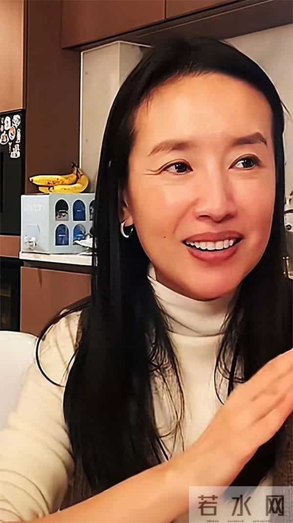 董洁直播关掉美颜的样子，网将近50岁，不医美，自然老去很真实