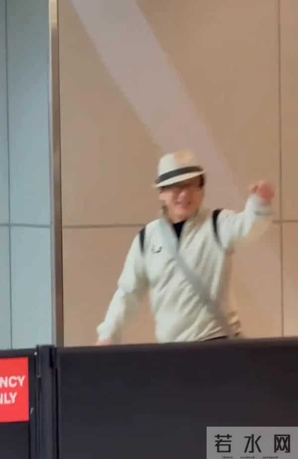 成龙主动招呼刘亦菲来合影,她穿紧身瑜伽裤三角区不明显,她很瘦