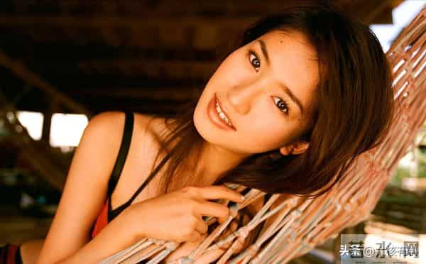 日本“知名女星”成内阁成员,身材火辣迷人,大量写真作品流传广