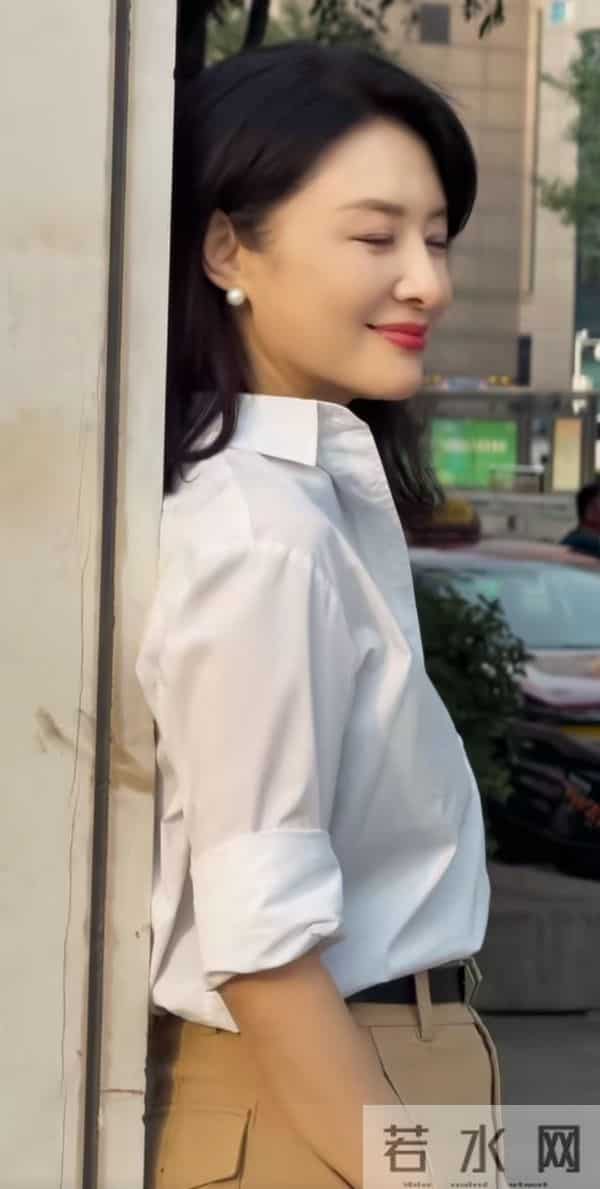 当年一排主持人就周涛最好看,那么落落大方,气质优雅