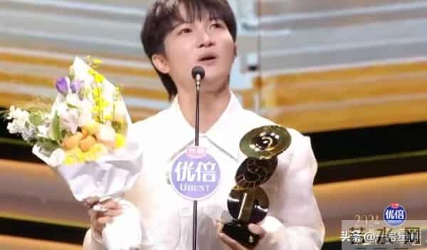 人民日报专访,揭开32岁周深的真实处境,原来那英说的一针见血