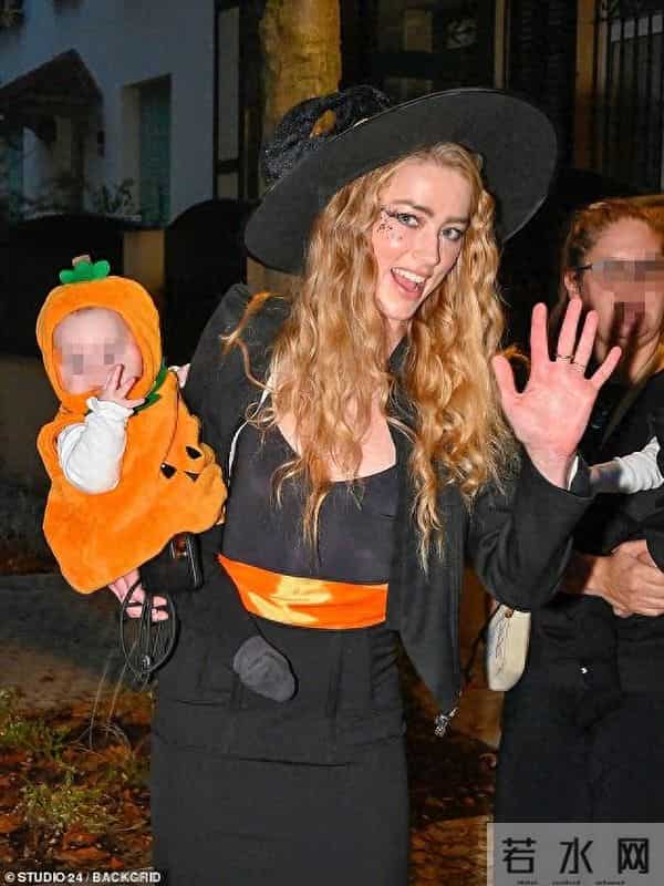 海后Amber Heard推着三娃走上马德里街头:女巫帽下的重生母亲