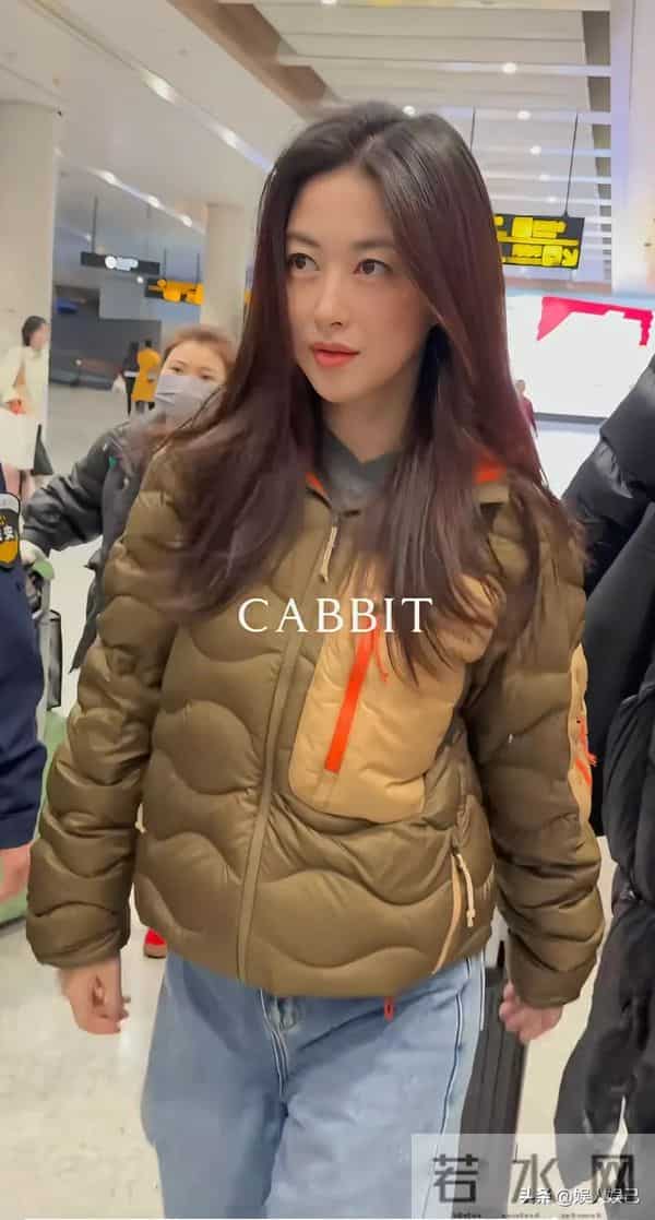 朱珠机场被偶遇,吐司羽绒服配牛仔裤,人美气质佳,穿啥都超养眼