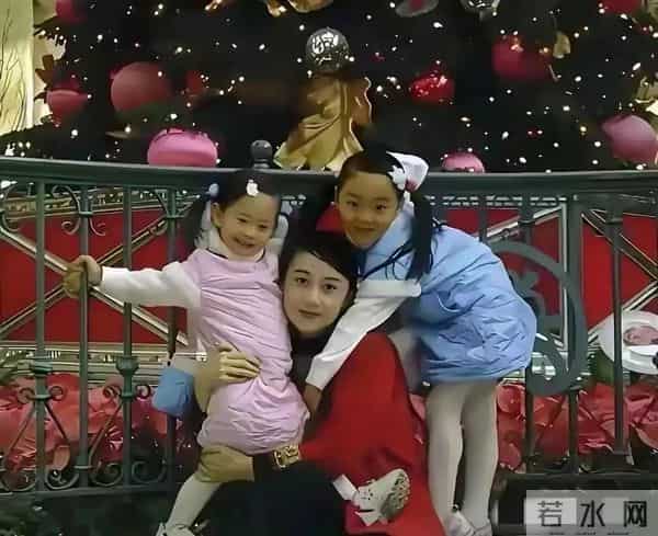 利智和两个女儿的合影,说句不客气的,俩孩子真没母亲漂亮