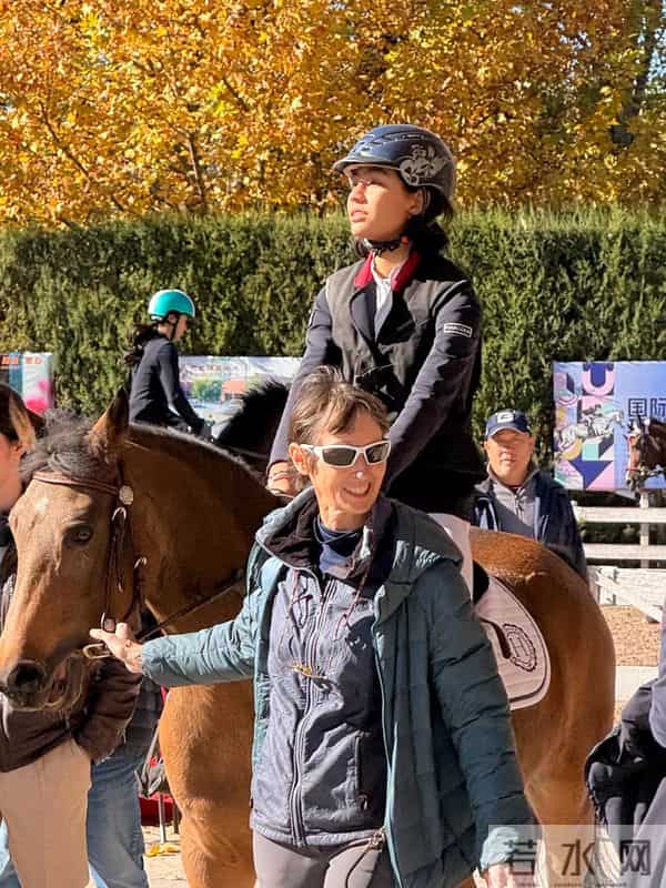 偶遇刘烨儿子陪妹妹霓娜骑马,15岁诺一打扮潦草粗糙,差点认不出